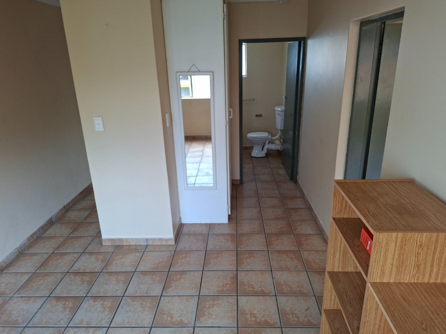 To Let 1 Bedroom Property for Rent in Kannoniers Park North West